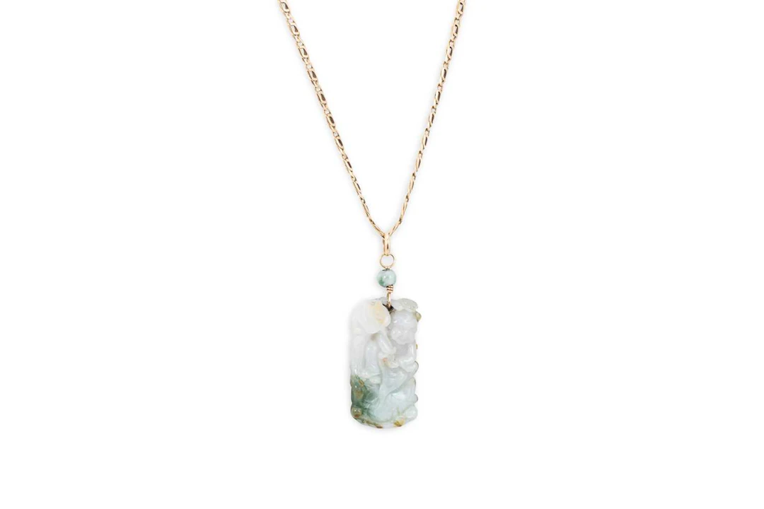 A CARVED JADE PENDANT
