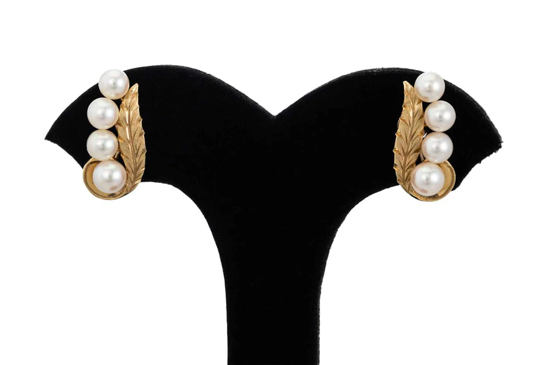 A PAIR OF PEARL EARRINGS