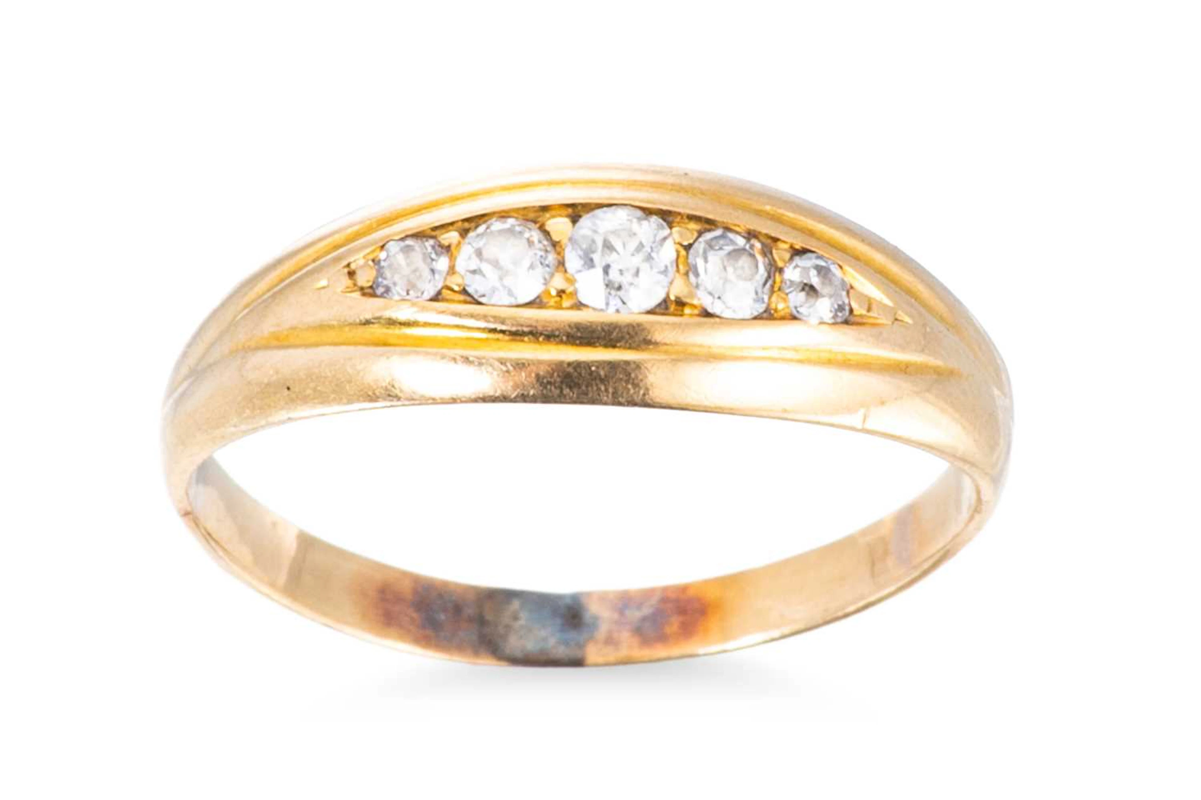 AN ANTIQUE 18CT YELLOW GOLD DIAMOND SET DRESS RING