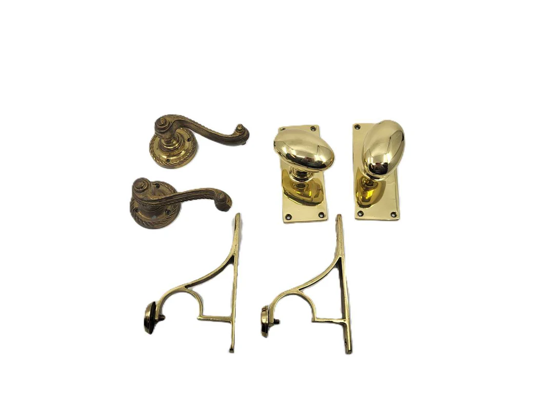 A VINTAGE SILVER TOPPED WALKING CANE