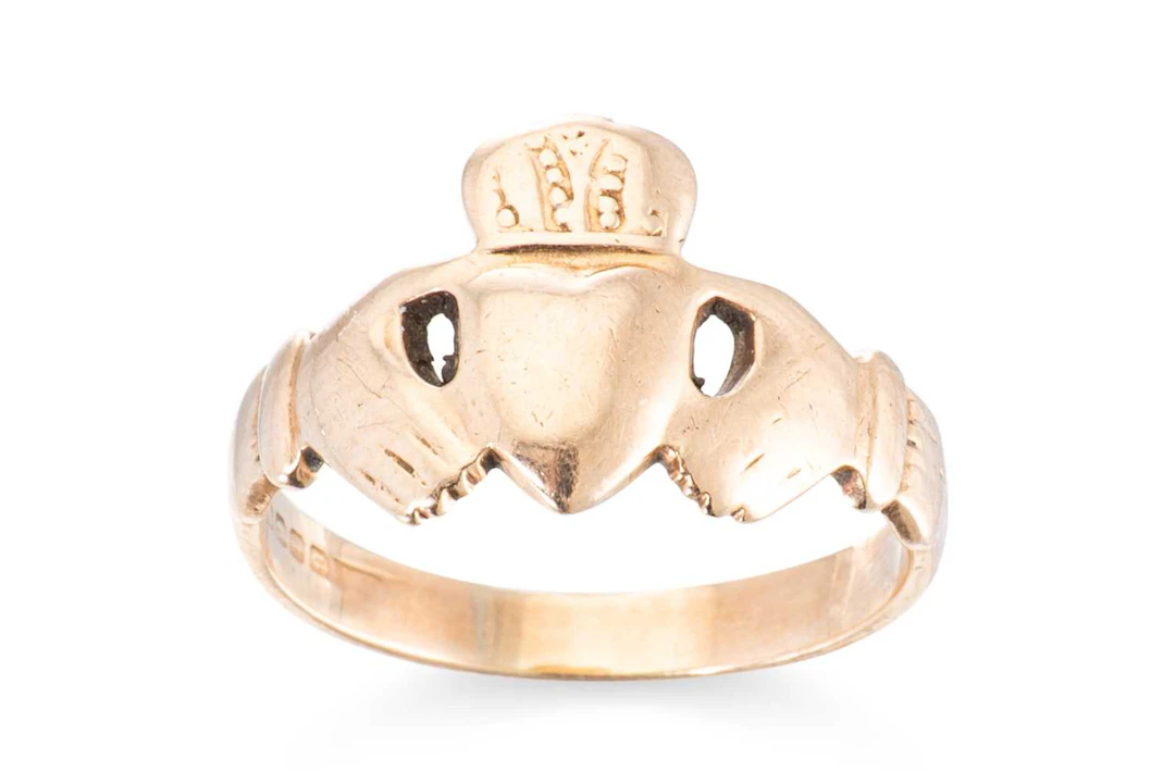 A 9CT GOLD CLADDAGH RING