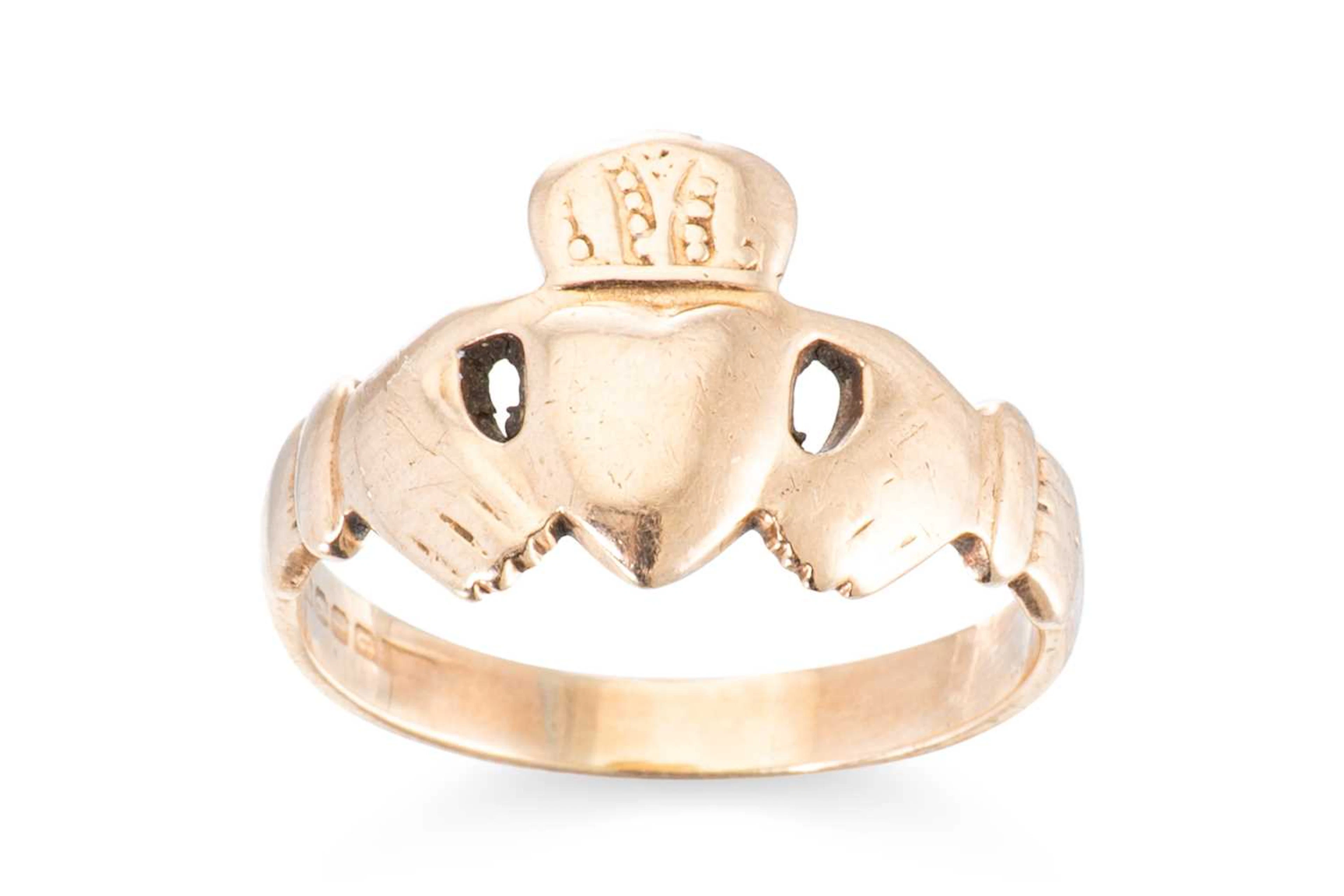 A 9CT GOLD CLADDAGH RING