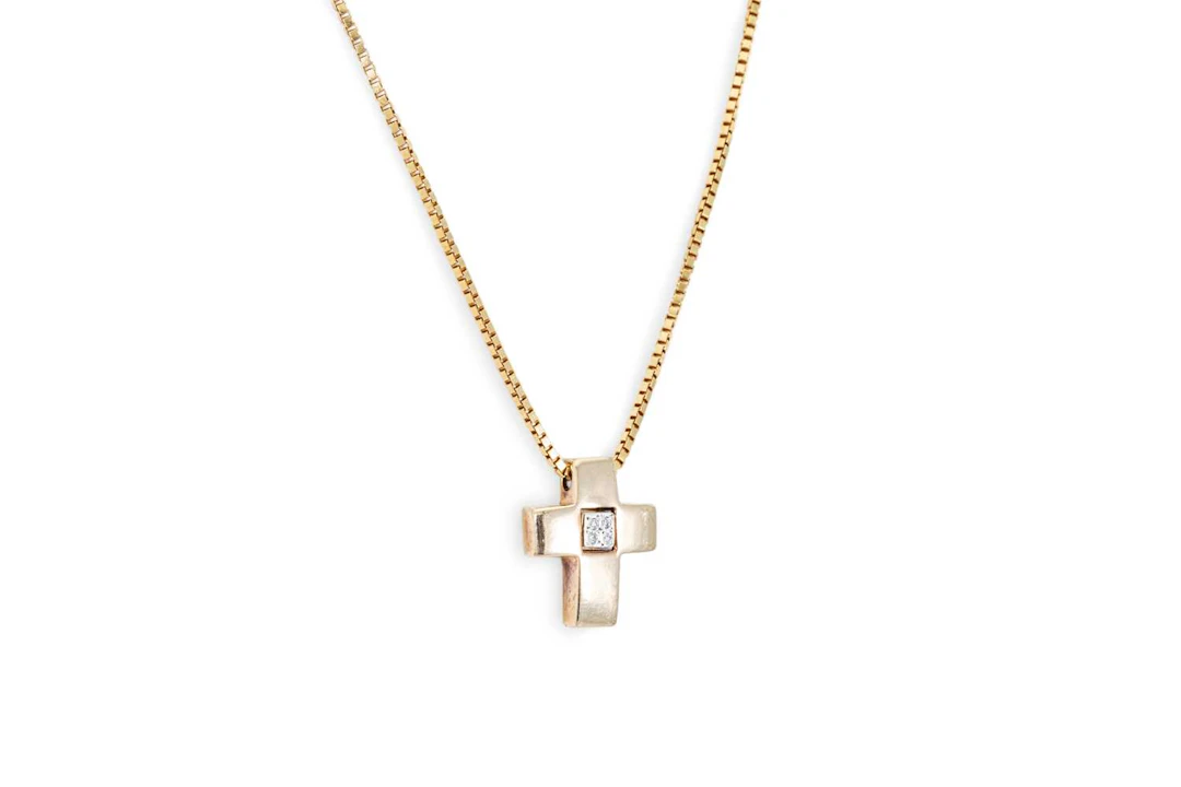 A GOLD CROSS & CHAIN