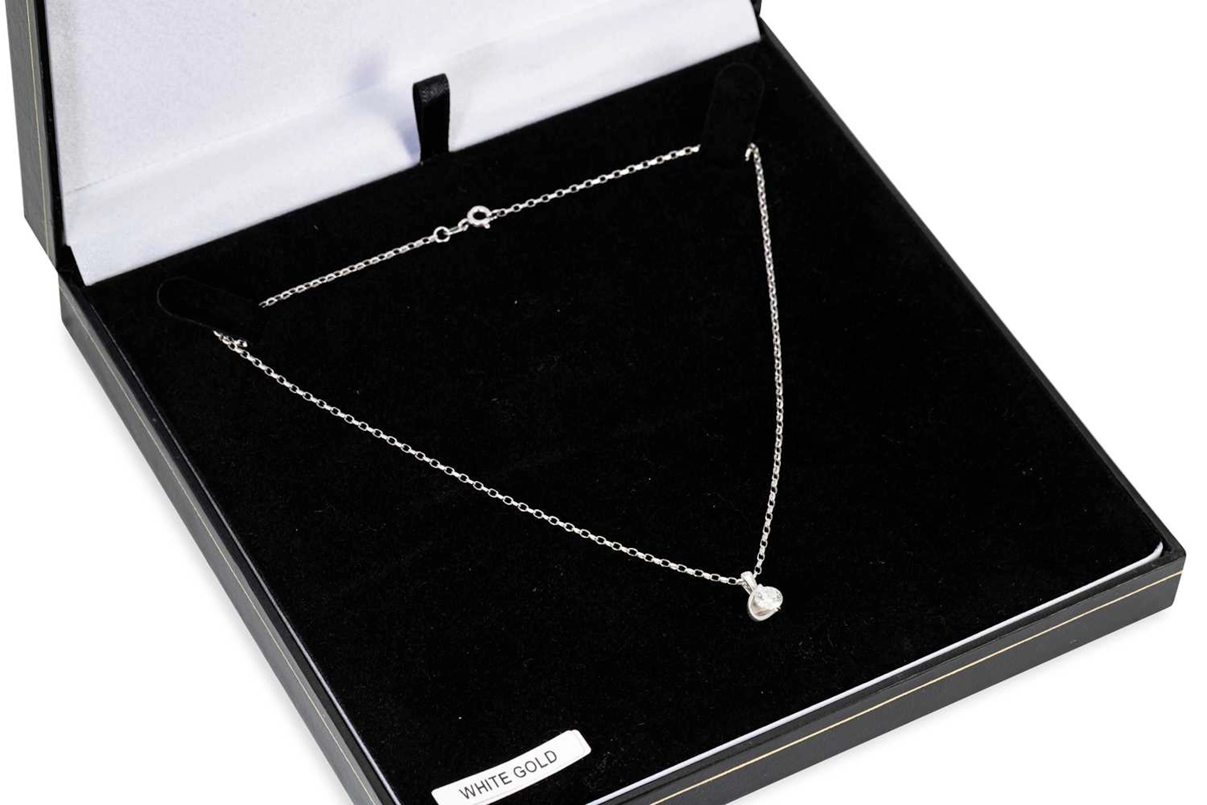 A DIAMOND SOLITAIRE PENDANT