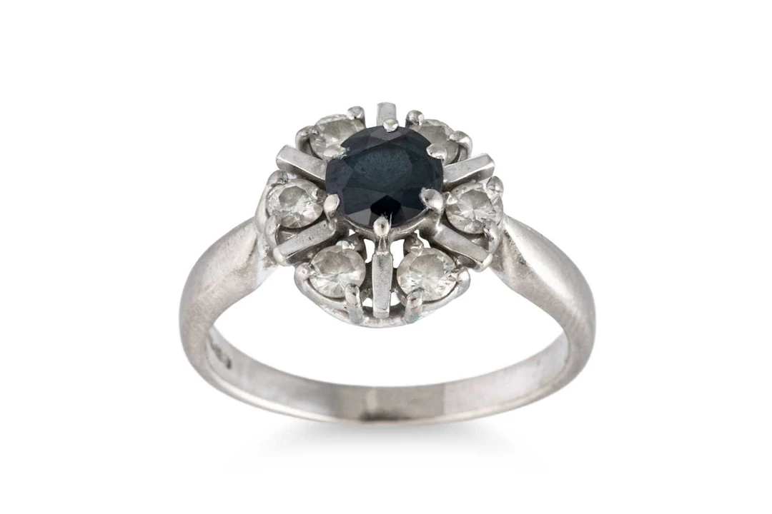 A SAPPHIRE AND DIAMOND CLUSTER RING