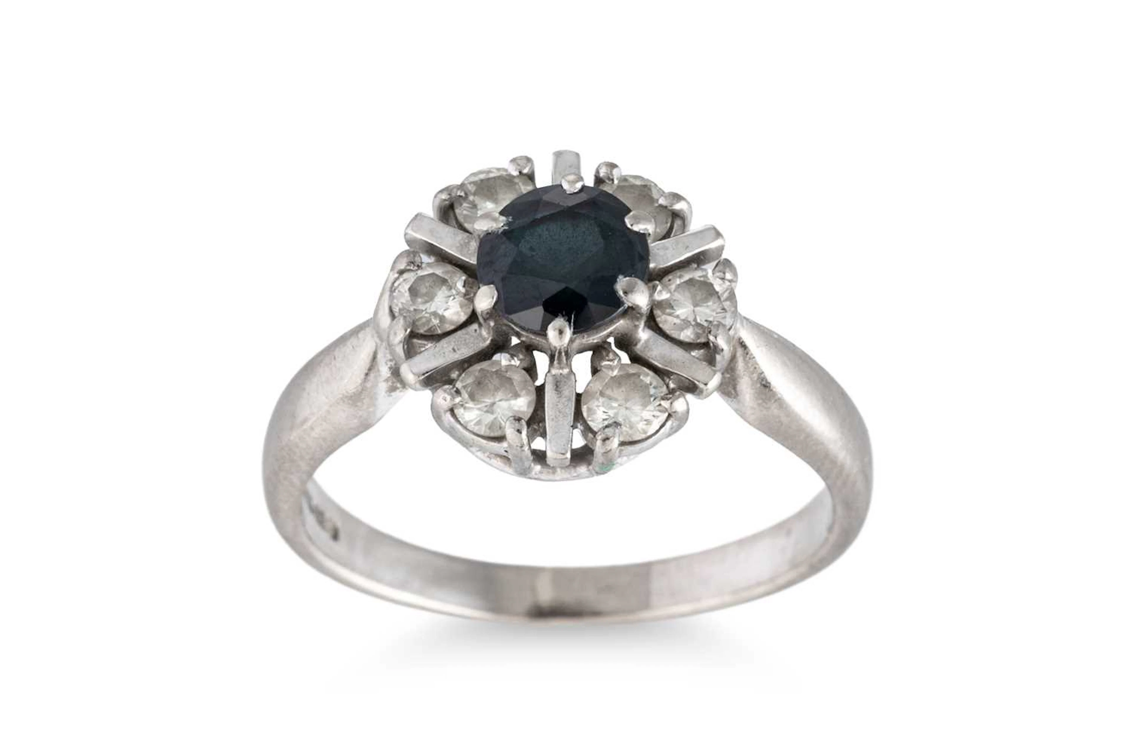 A SAPPHIRE AND DIAMOND CLUSTER RING