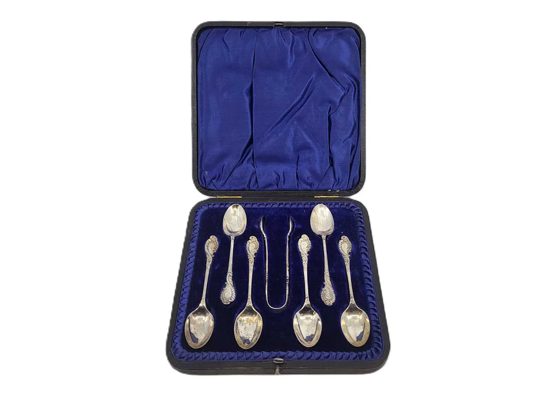 A SET OF SIX SILVER TEA SPOONS AND TONGS