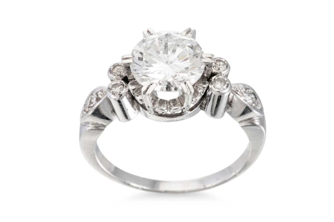 A VINTAGE DIAMOND SOLITAIRE RING