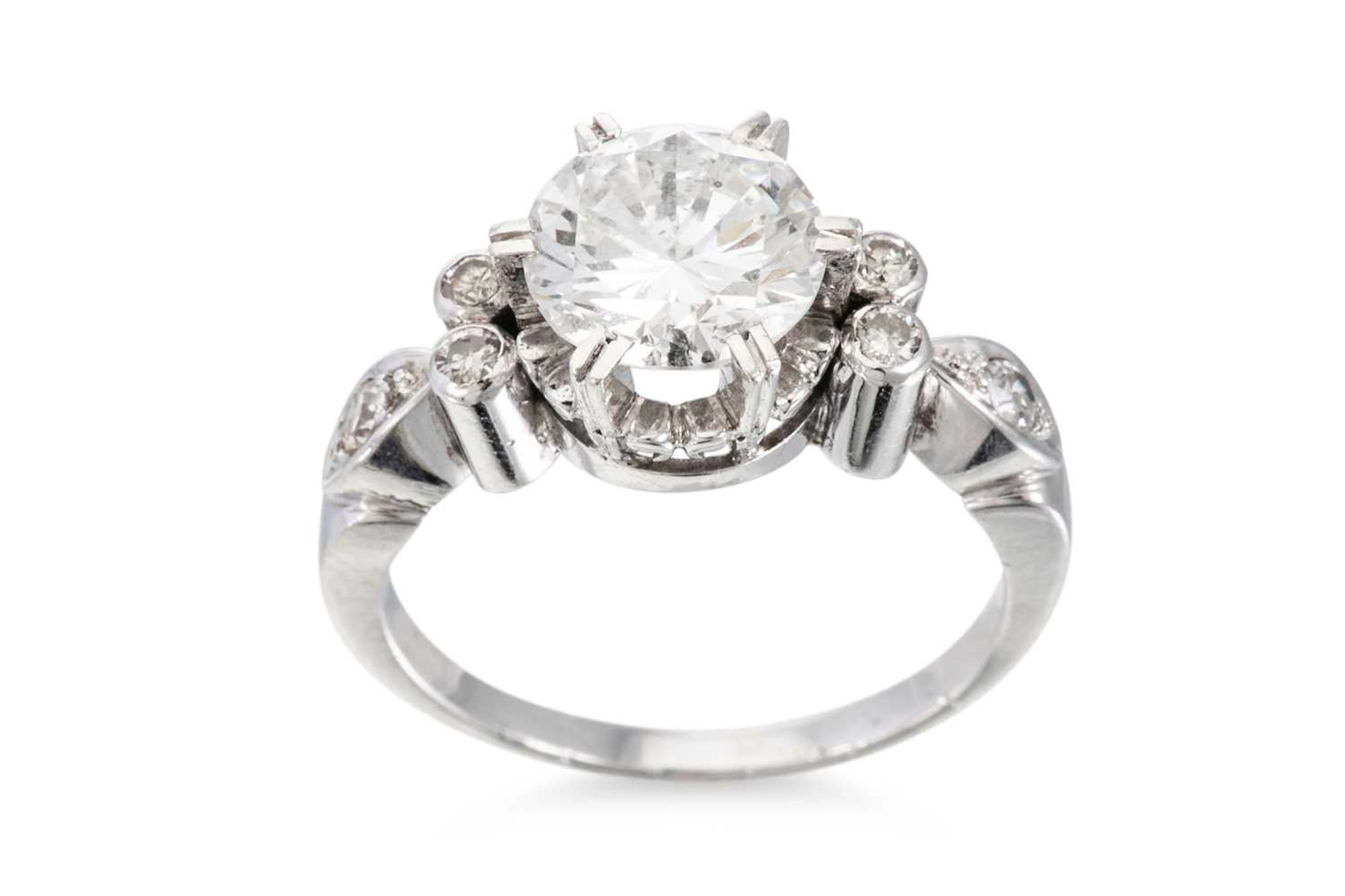 A VINTAGE DIAMOND SOLITAIRE RING
