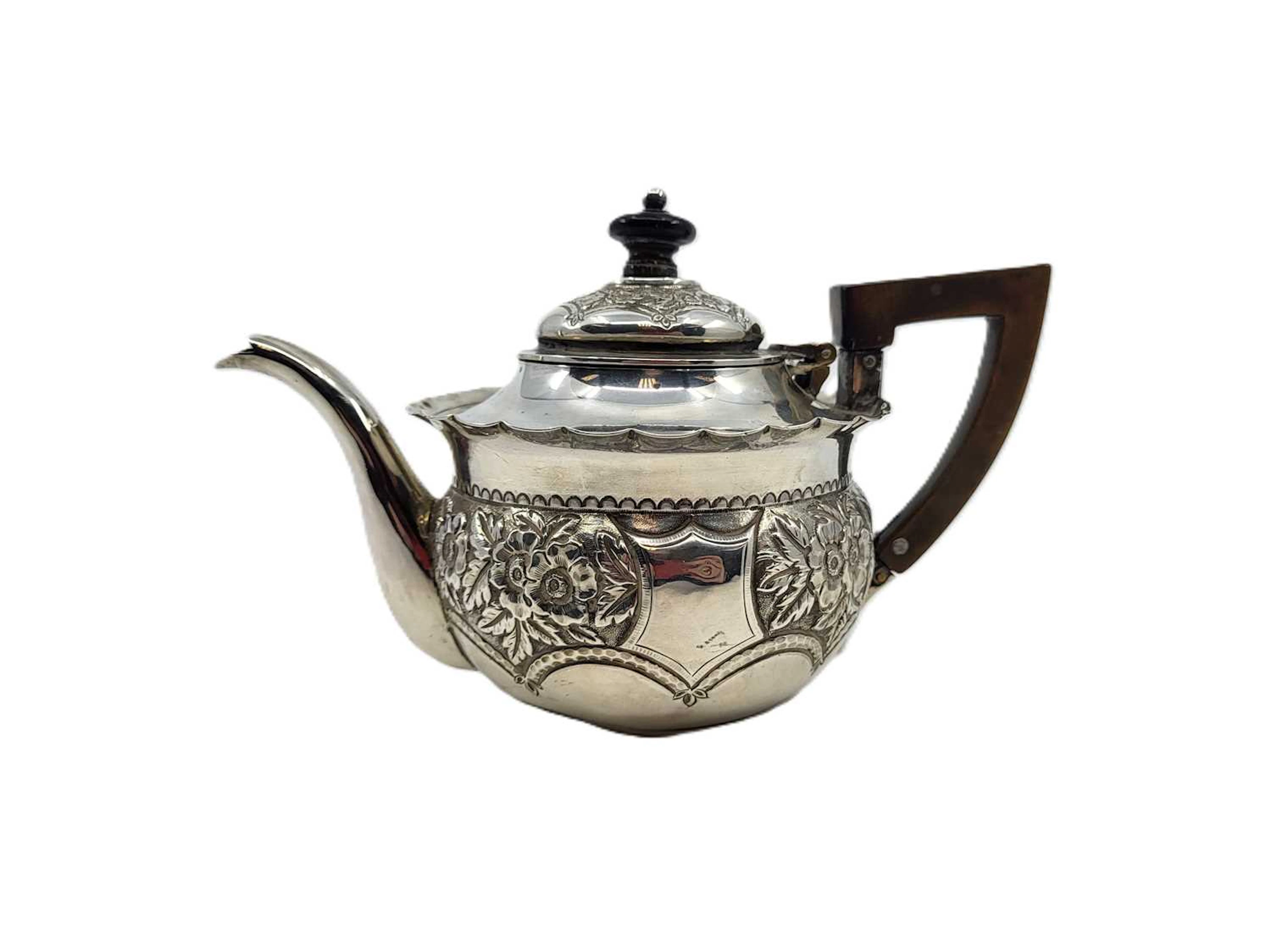 A GEORGE V STERLING SILVER BACHELOR'S TEA POT