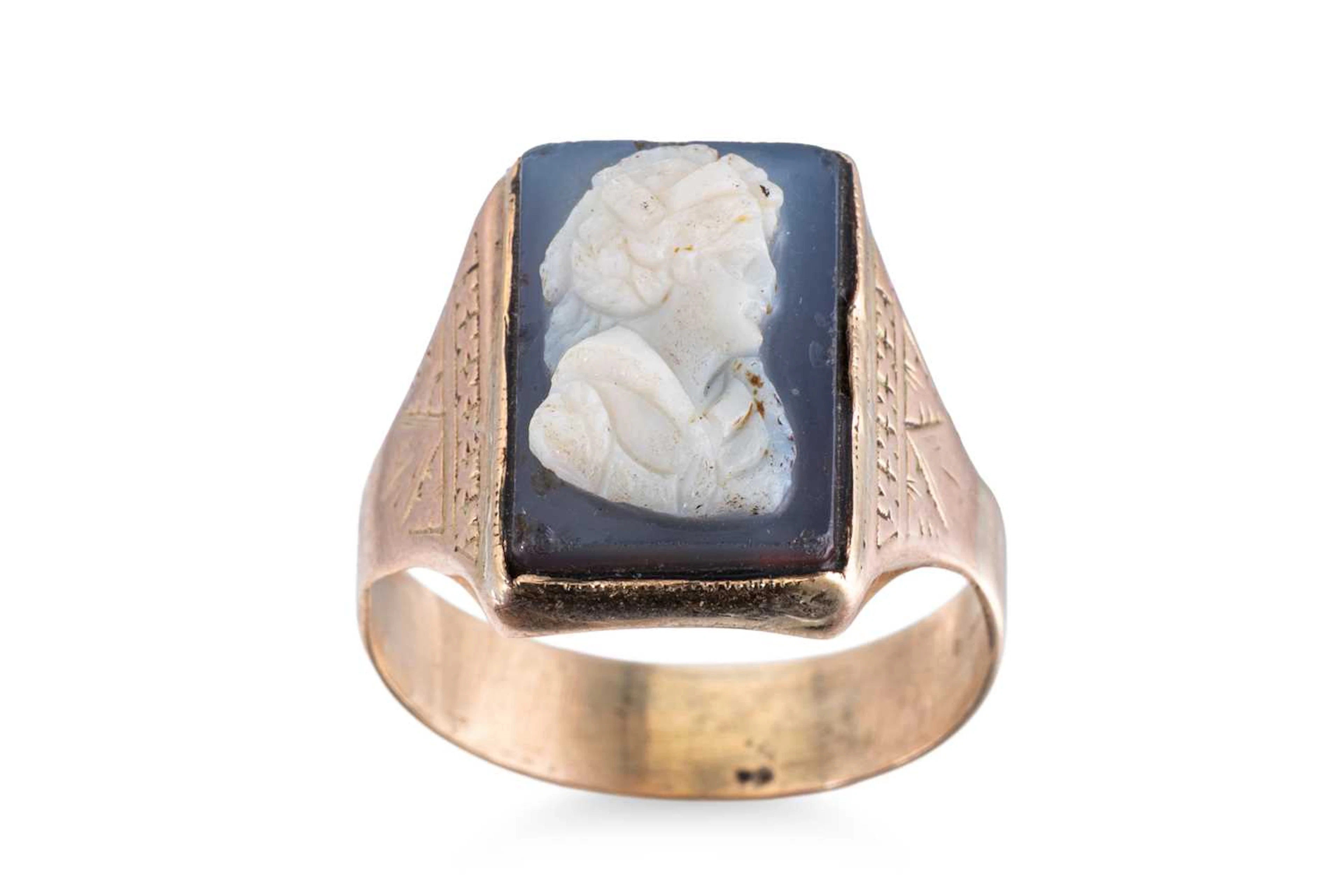 AN ANTIQUE CAMEO RING
