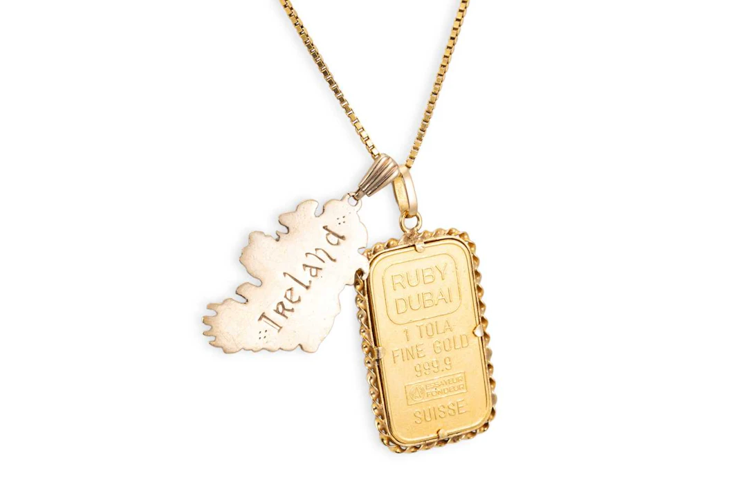 A COLLECTION OF GOLD JEWELLERY ITEMS