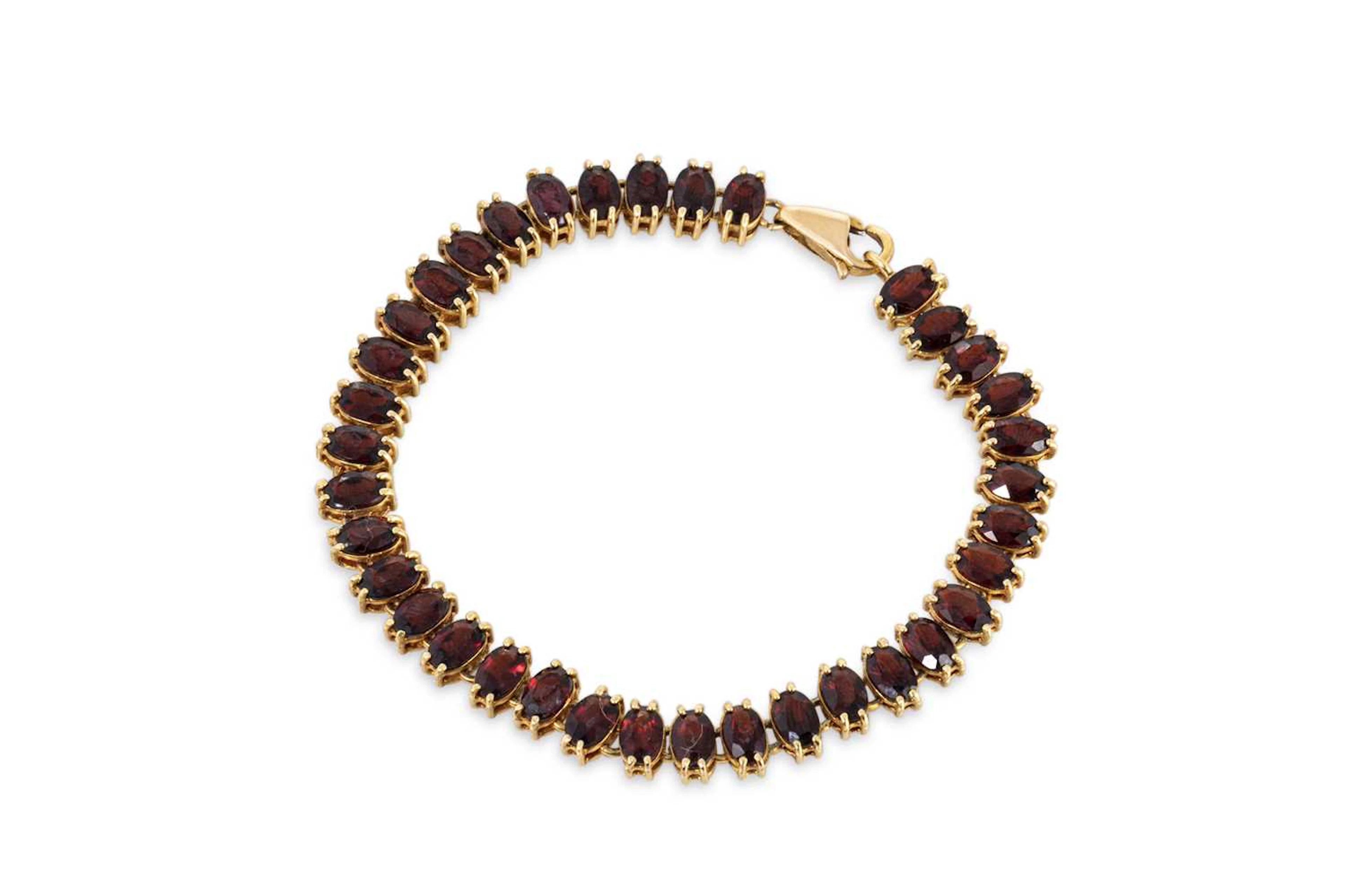 A GARNET SET BRACELET