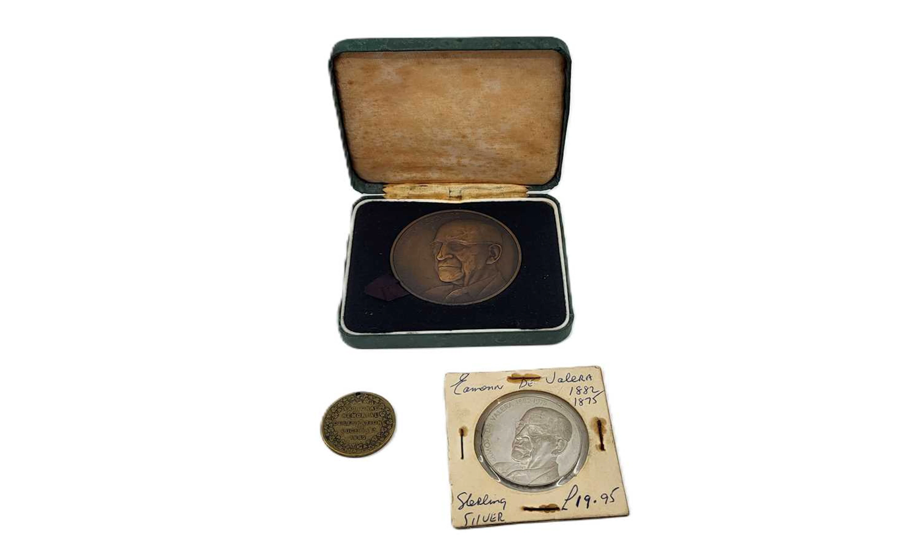 A PAIR OF 1975 DE VALERA O'CONNOR UNC MEDALS