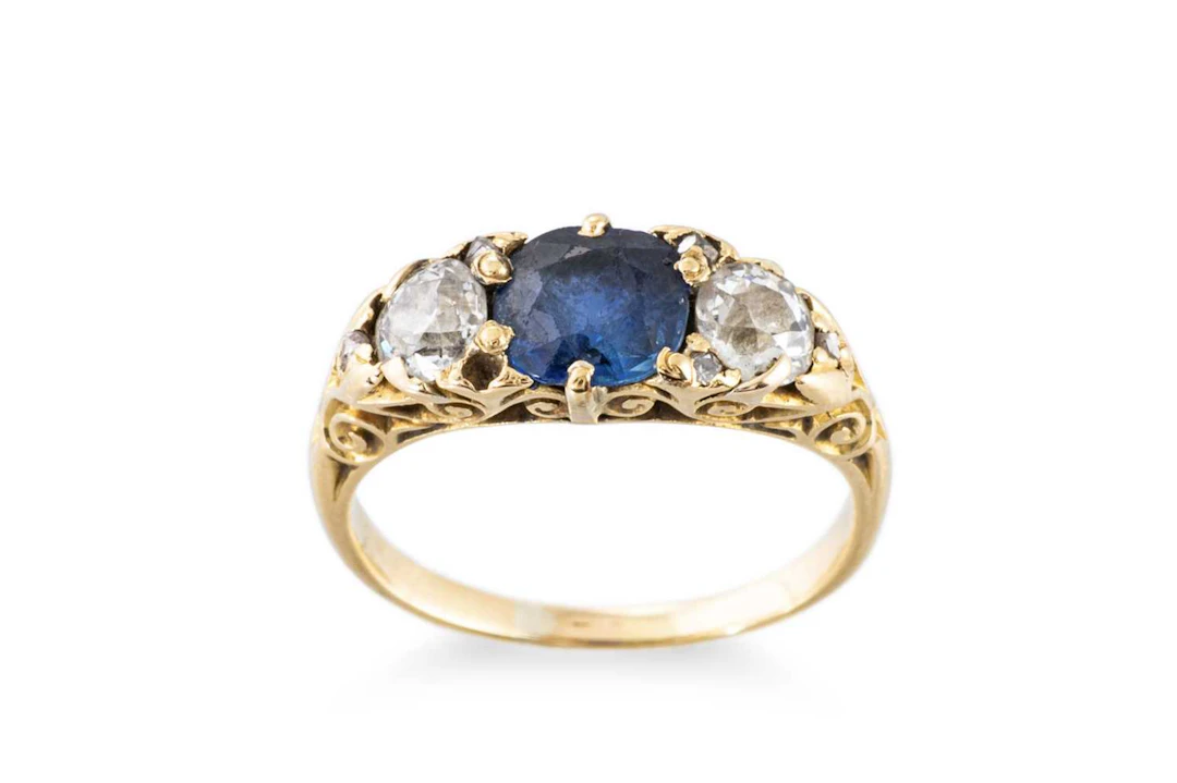 A VERY LATE VICTORIAN DIAMOND AND SAPPHIRE THREE STONE RING