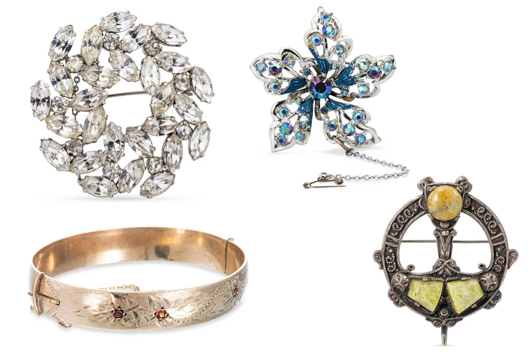 A COLLECTION OF THREE VINTAGE COSTUME JEWELLERY BROOCHES