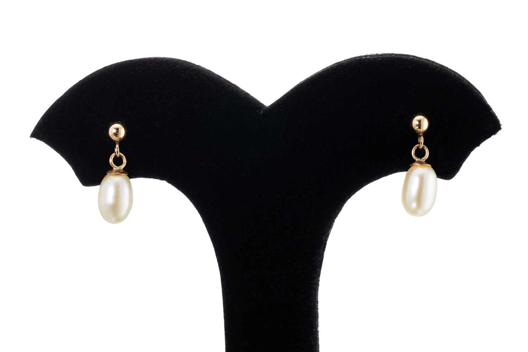 A PAIR OF PEARL DROP EARRINGS