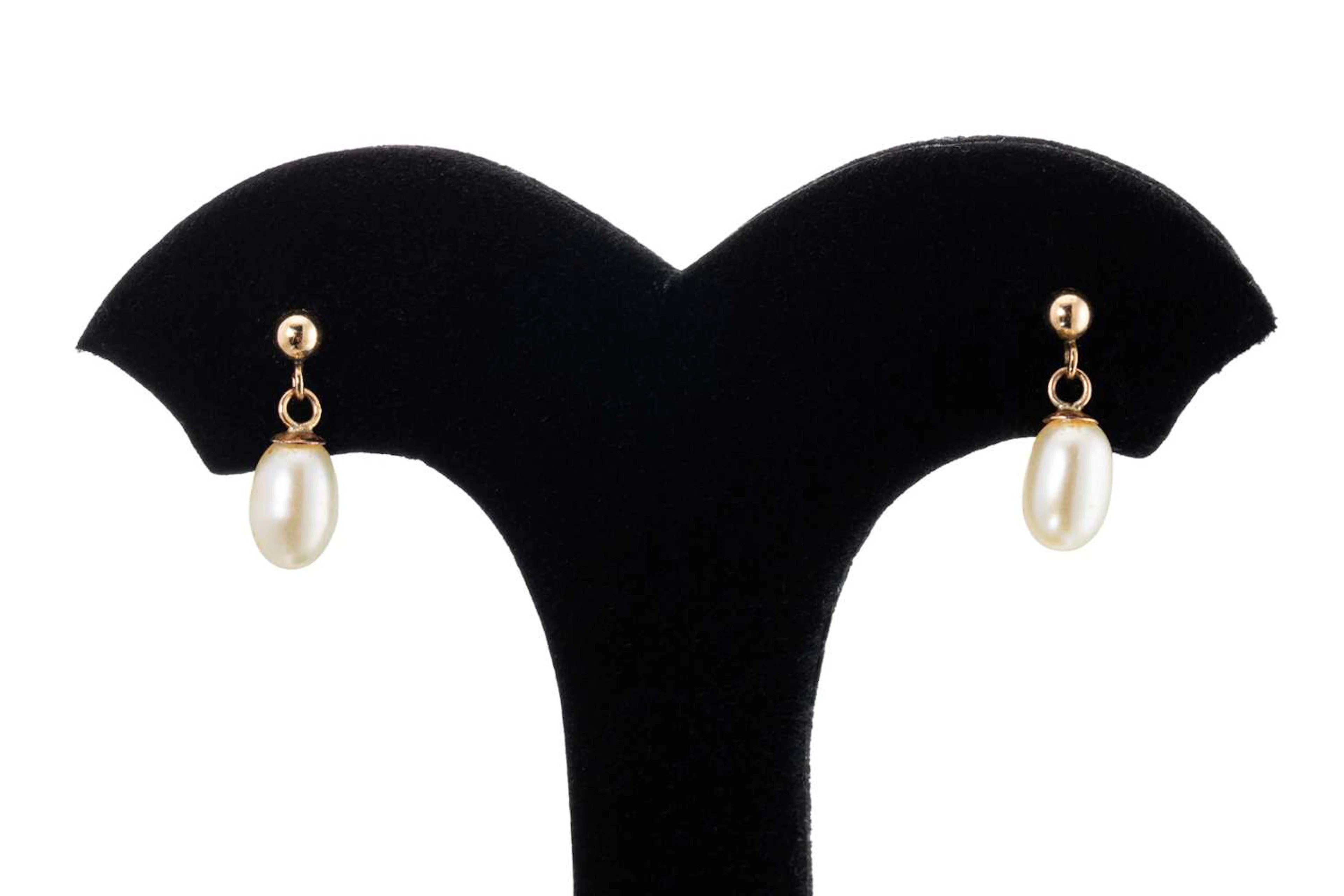 A PAIR OF PEARL DROP EARRINGS