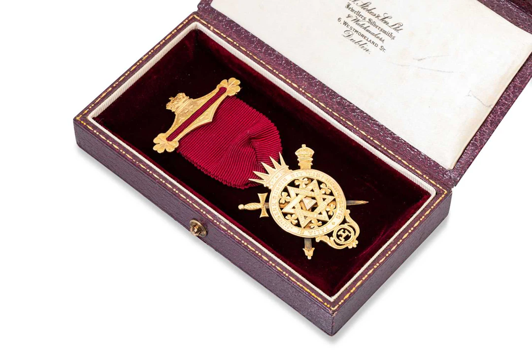 A PRE-WAR IRISH (9CT GOLD) MASONIC MEDAL
