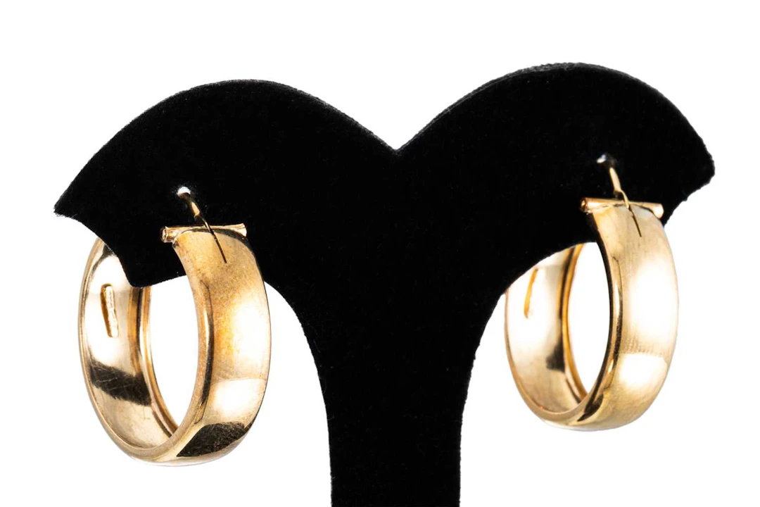 A PAIR OF 8CT (.333) GOLD EARRINGS