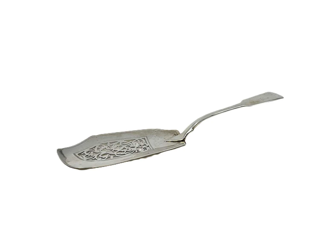A WILLIAM IV STERLING SILVER FIDDLE PATTERN FISH SERVER