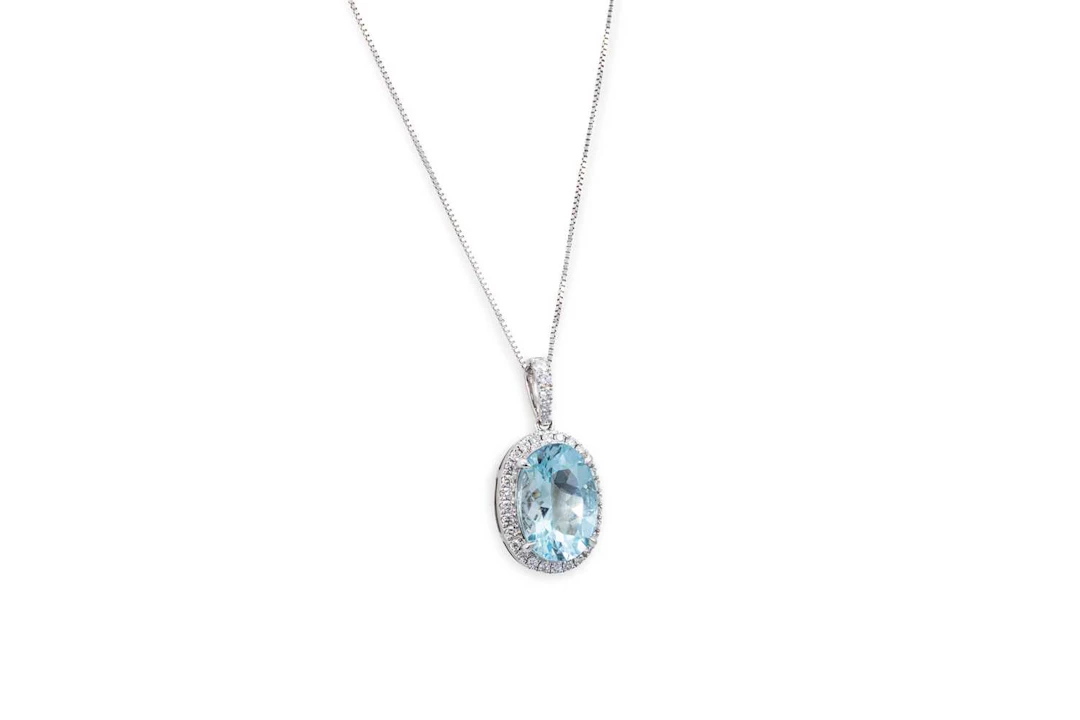 AN AQUAMARINE AND DIAMOND CLUSTER PENDANT
