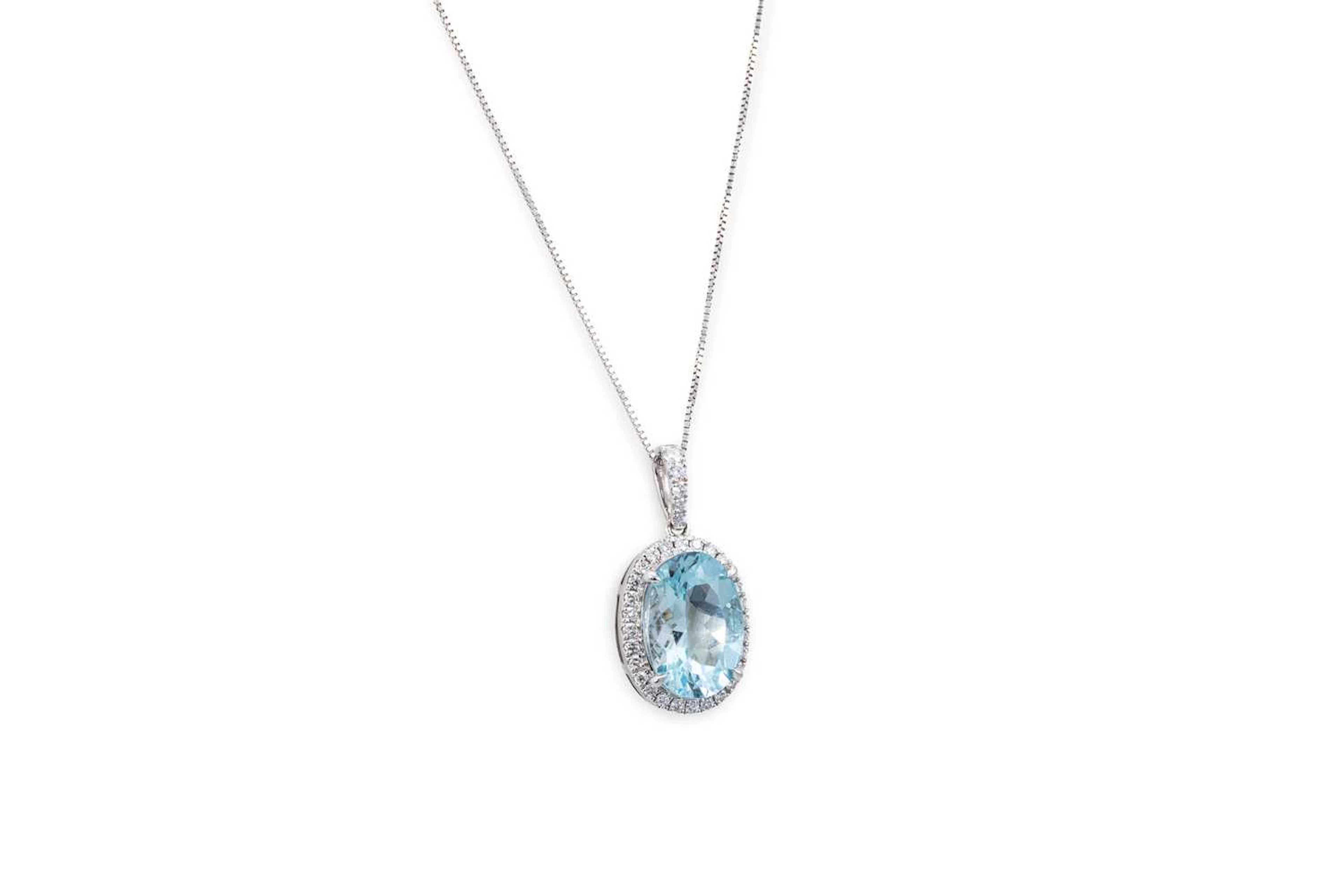 AN AQUAMARINE AND DIAMOND CLUSTER PENDANT