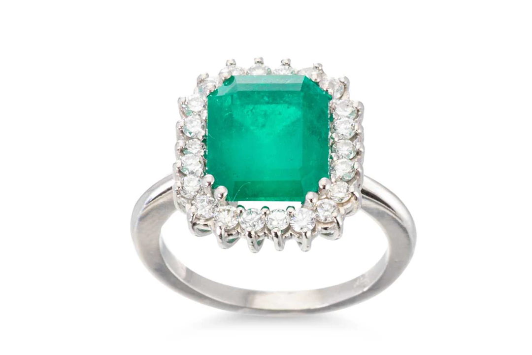 AN IMPRESSIVE EMERALD AND DIAMOND CLUSTER RING