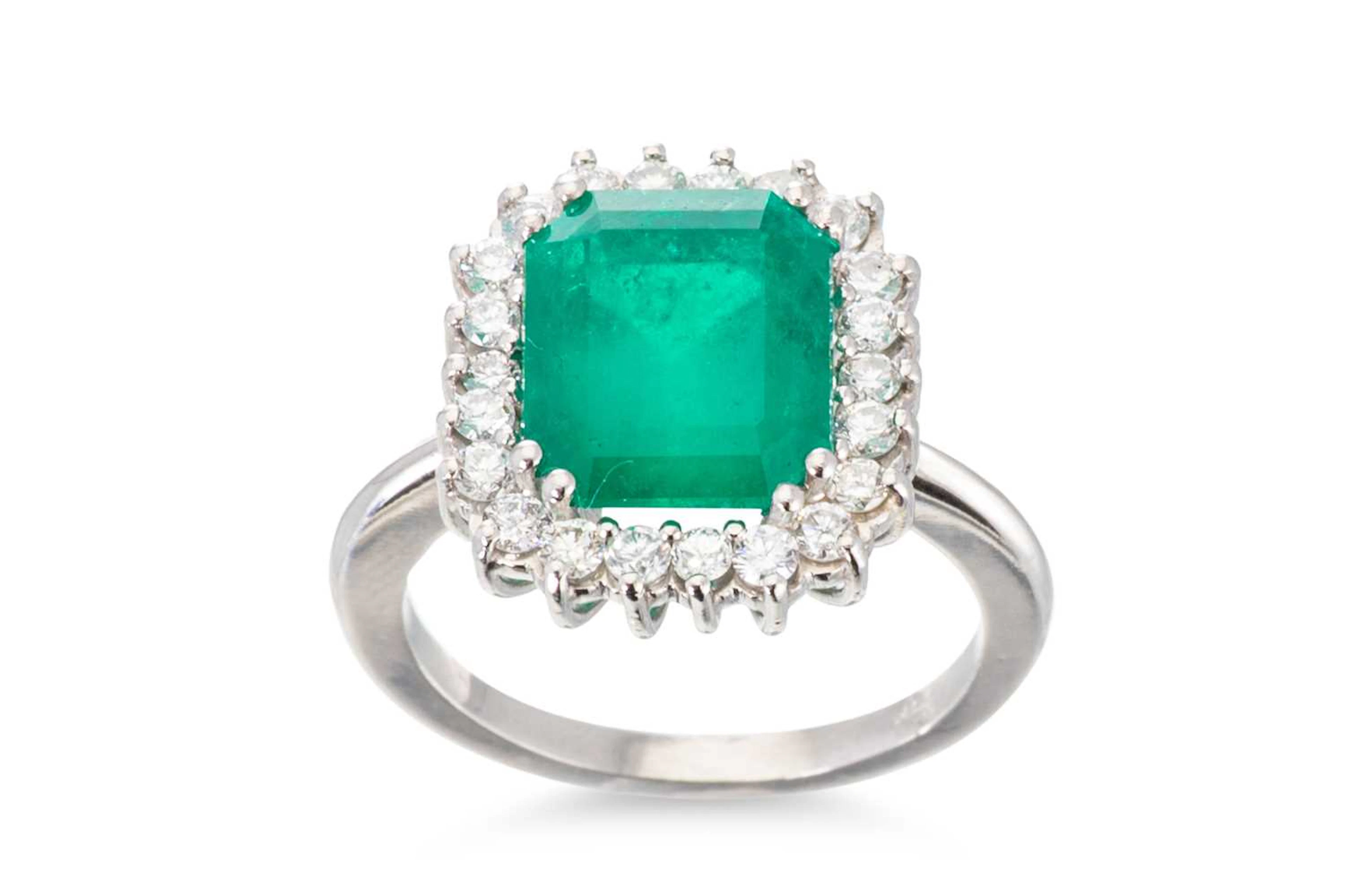 AN IMPRESSIVE EMERALD AND DIAMOND CLUSTER RING