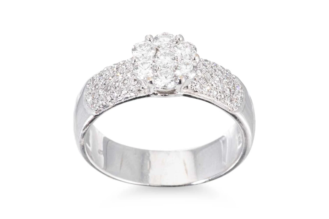 A DIAMOND DAISY CLUSTER RING