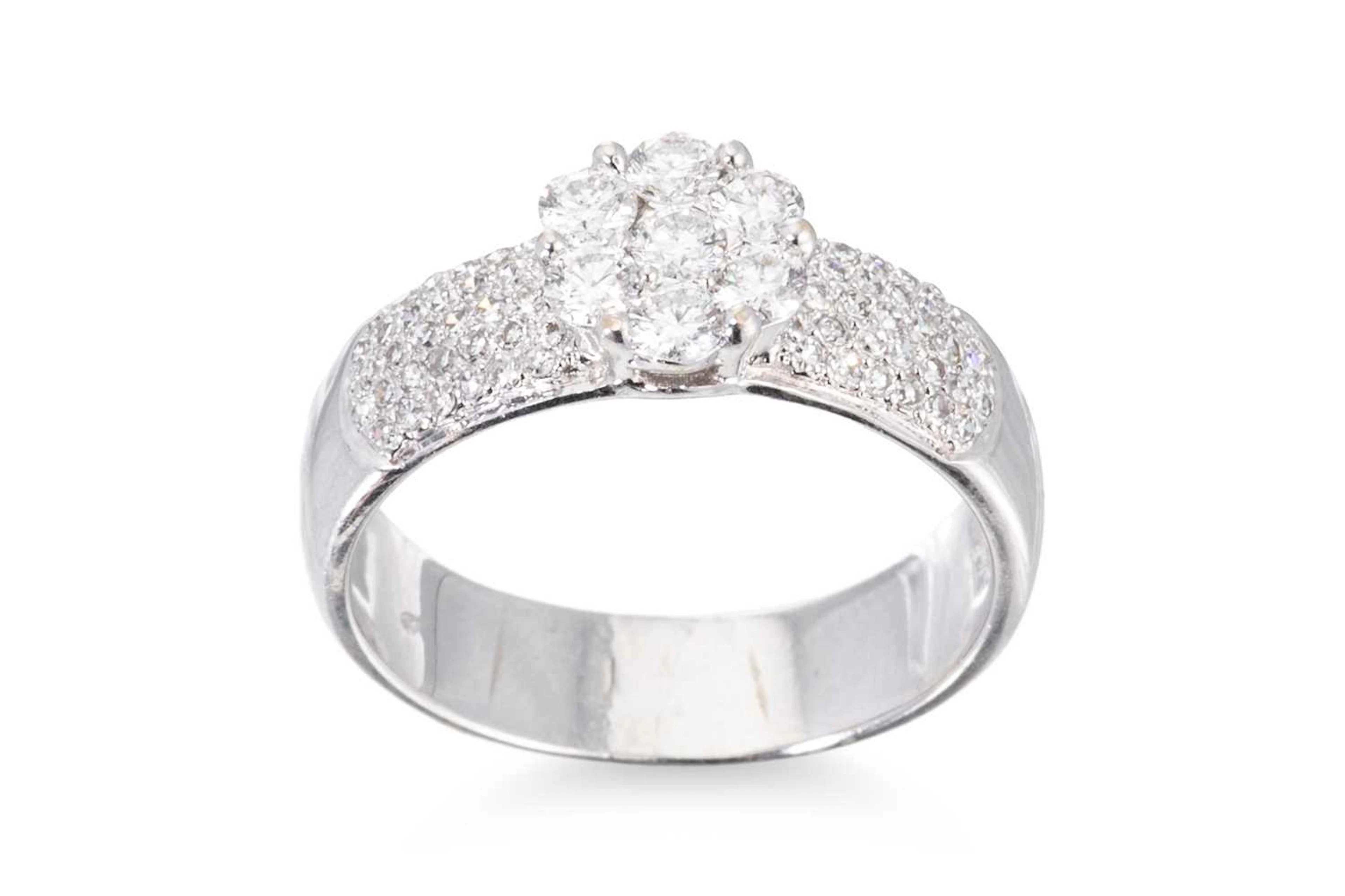 A DIAMOND DAISY CLUSTER RING