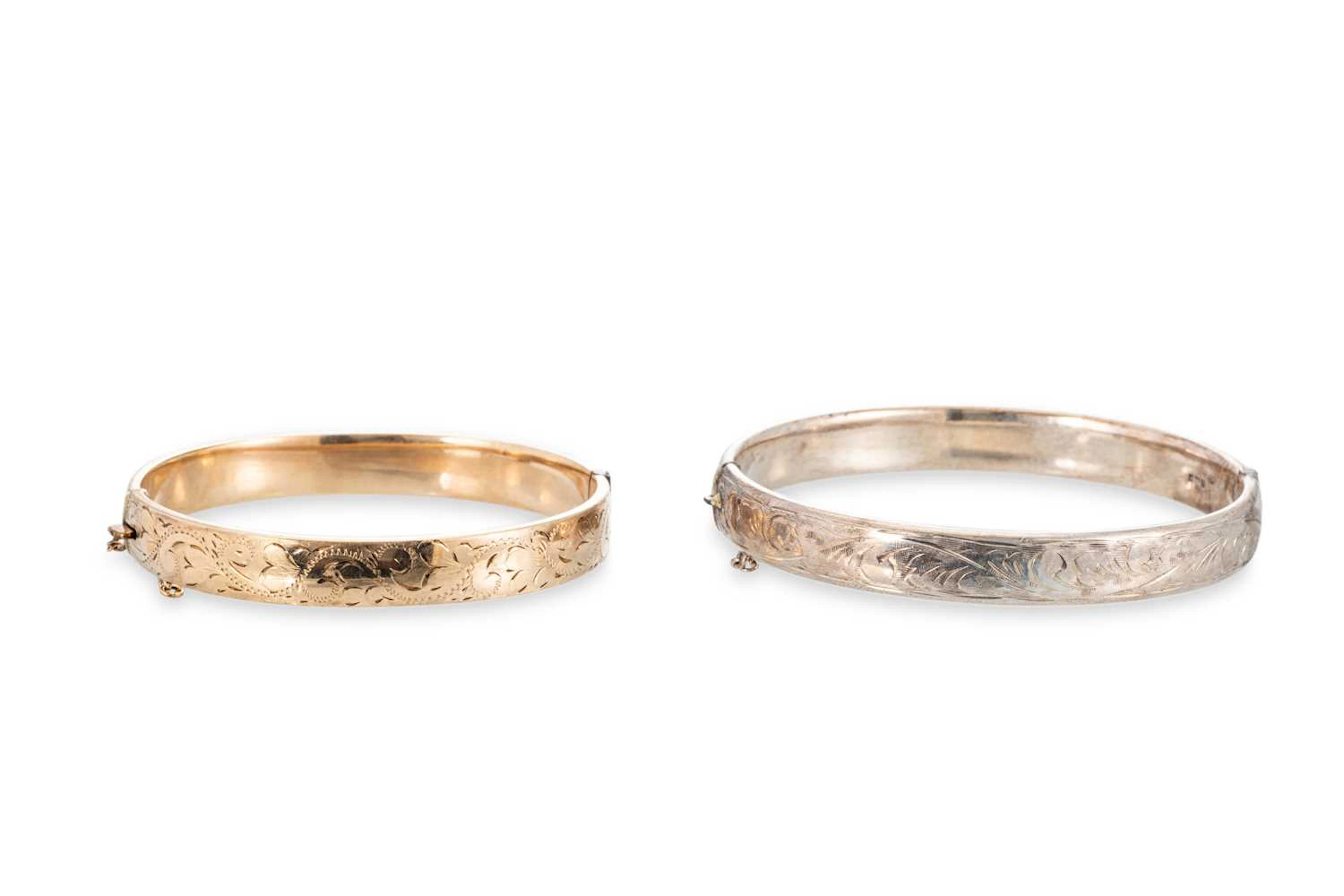 A STERLING SILVER ENGRAVED BANGLE
