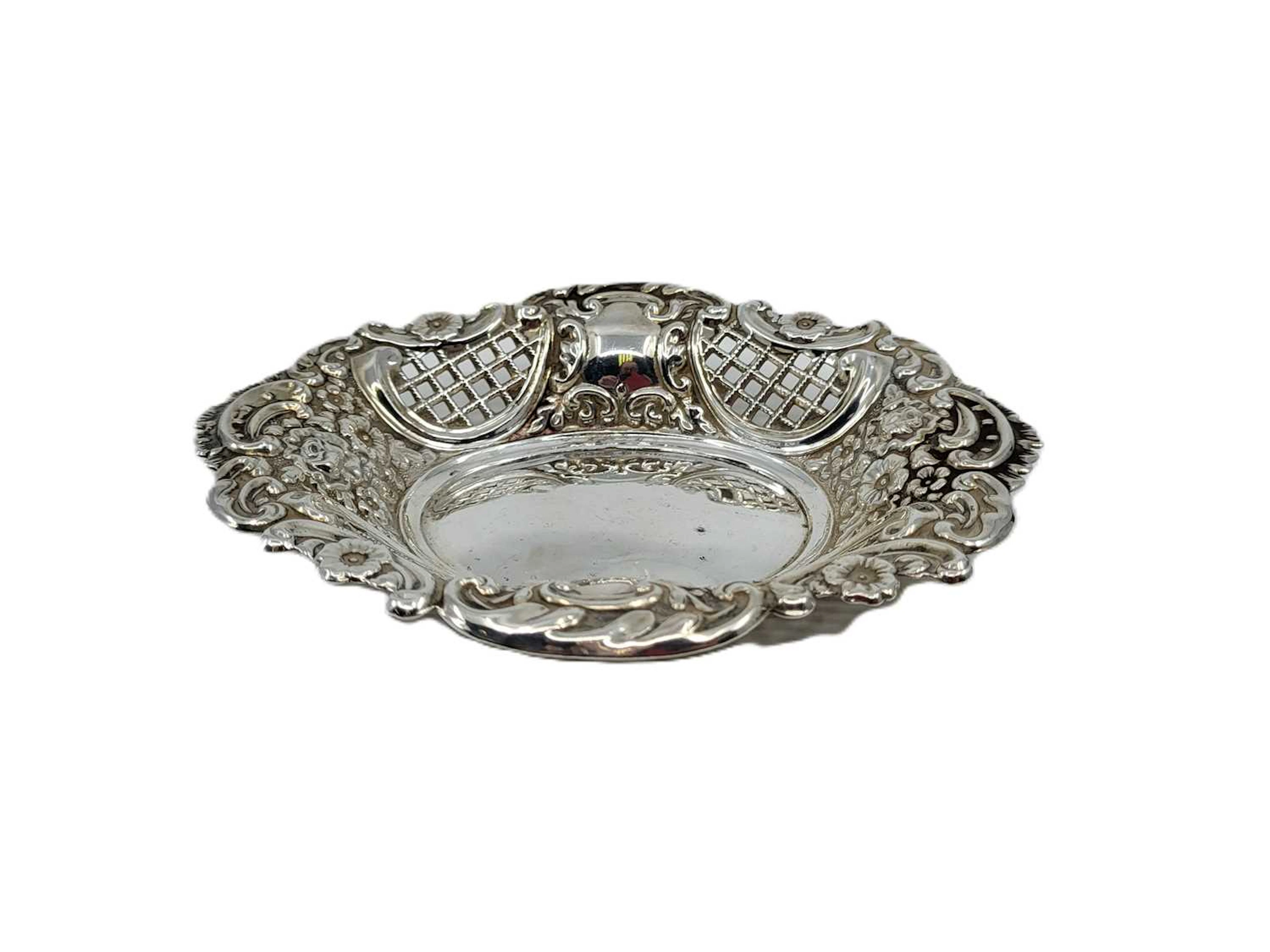 A MODERN STERLING SILVER BON BON DISH