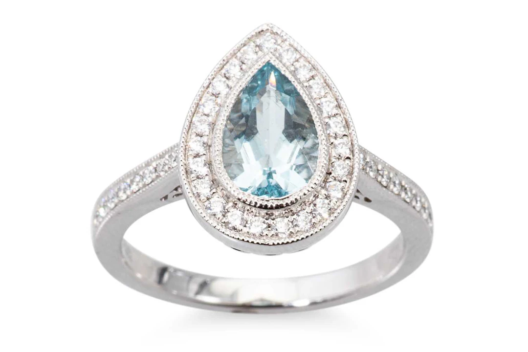 AN AQUAMARINE AND DIAMOND CLUSTER RING