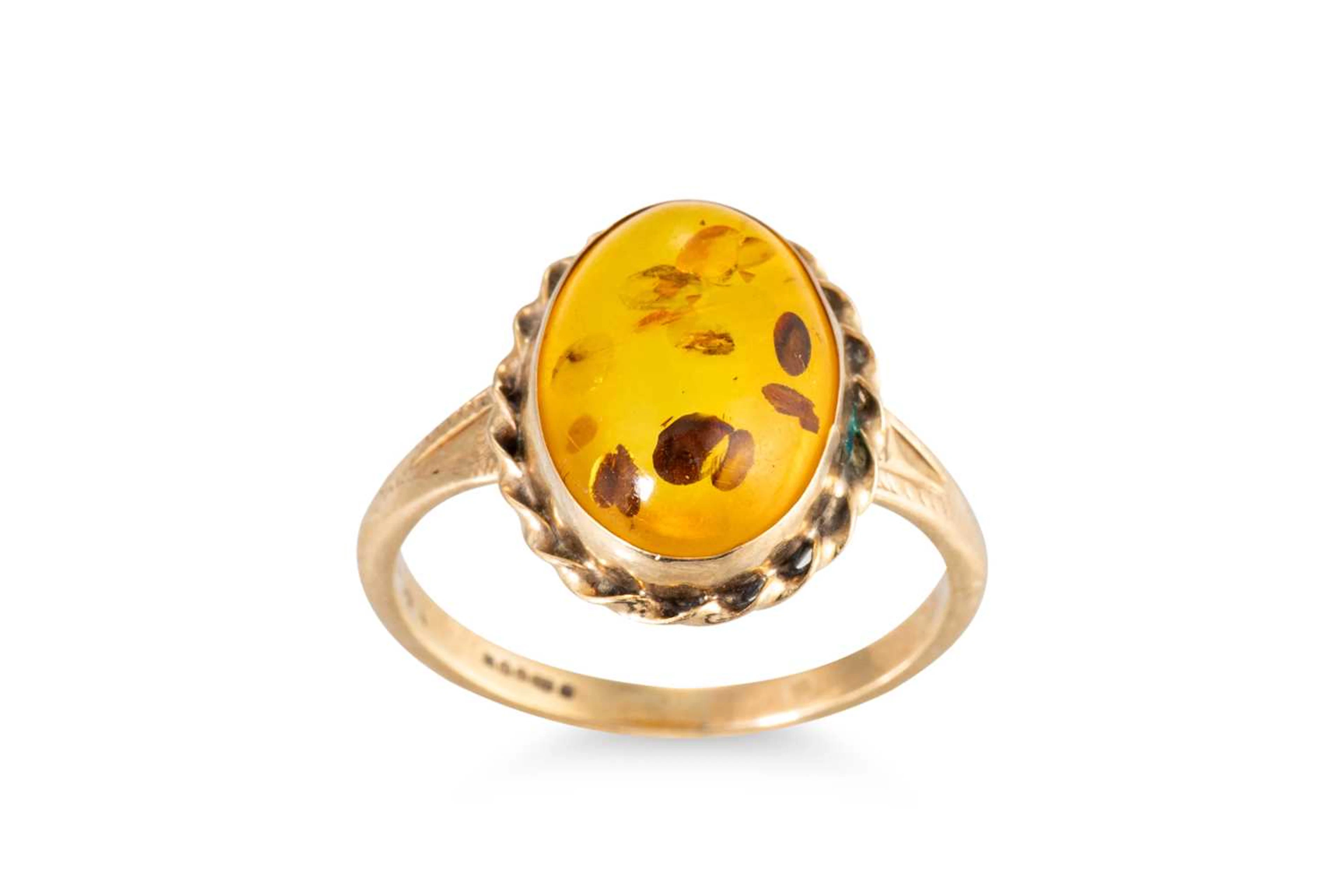 AN AMBER SET DRESS RING