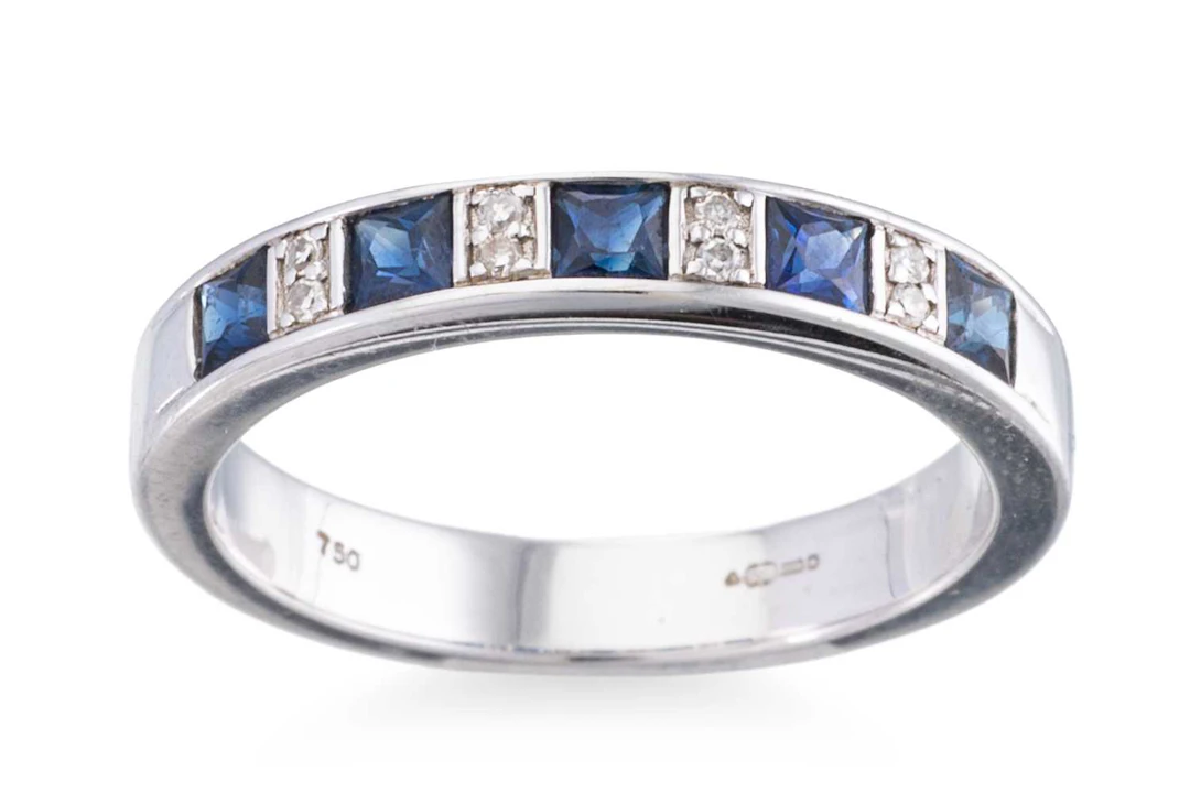 A SAPPHIRE AND DIAMOND HALF ETERNITY RING