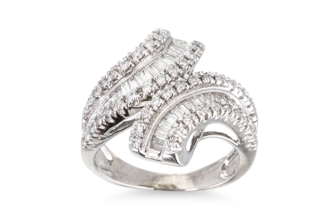A 14CT WHITE GOLD DIAMOND SET CROSS OVER DRESS RING