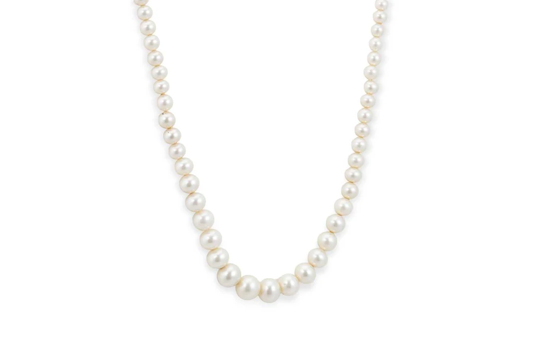 AN ANTIQUE CULTURED PEARL NECKLACE