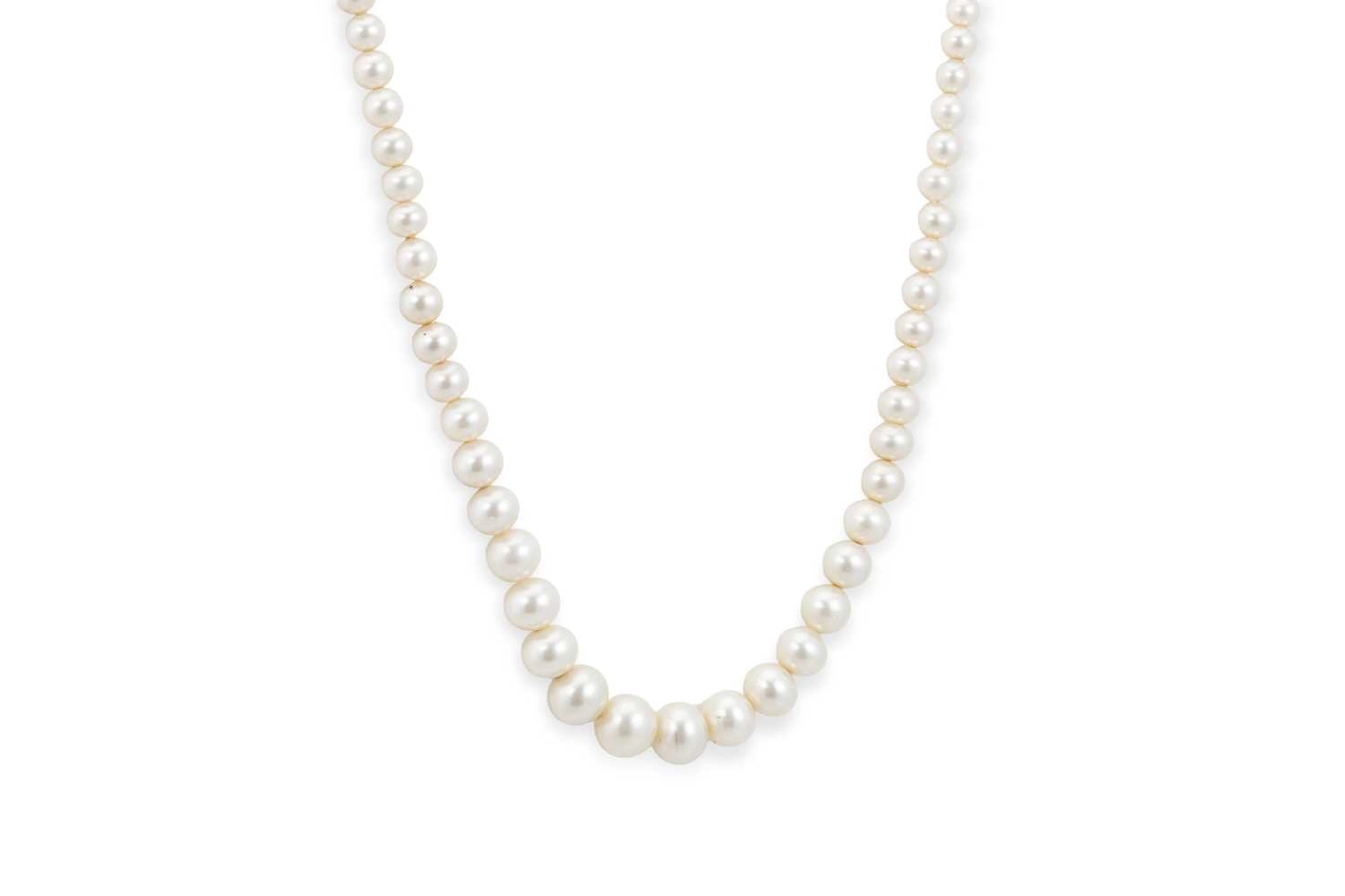 AN ANTIQUE CULTURED PEARL NECKLACE