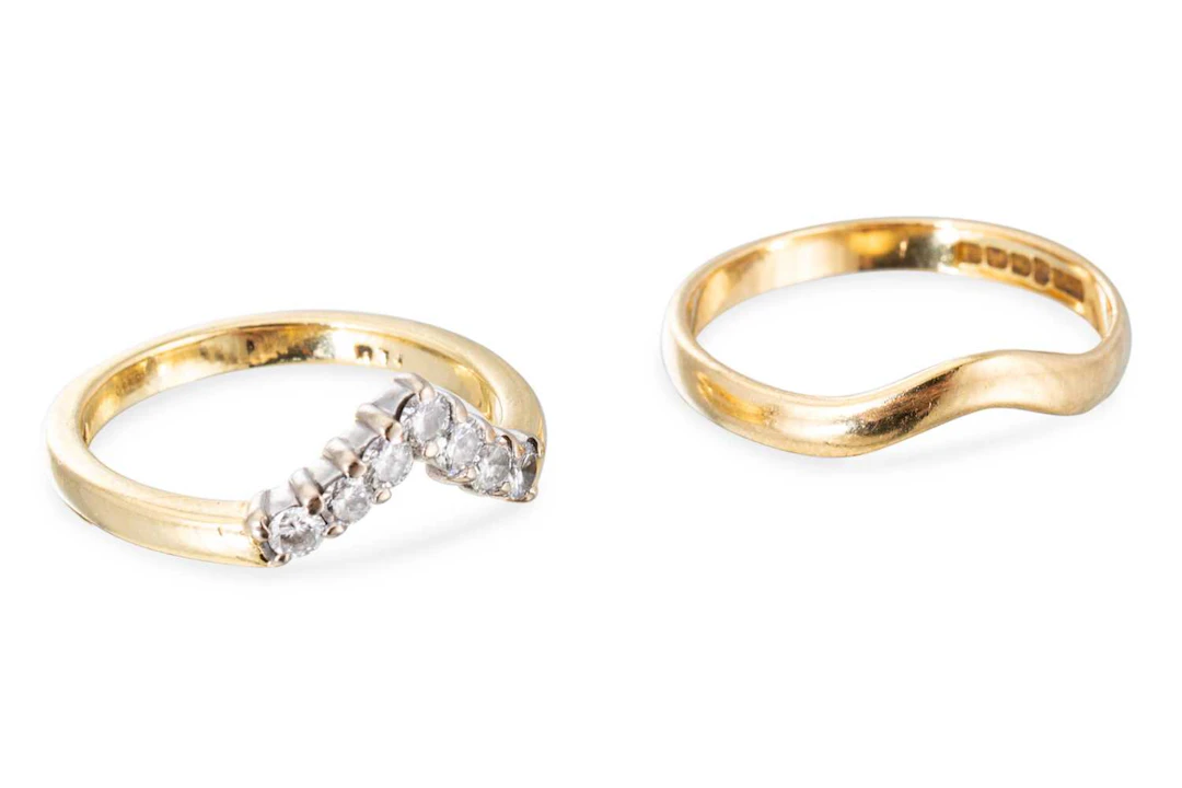 A DIAMOND SET WISHBONE SET BAND RING