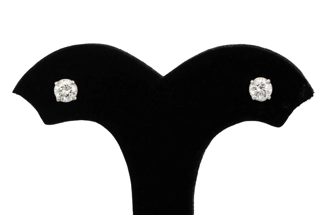 A PAIR OF DIAMOND STUD EARRINGS