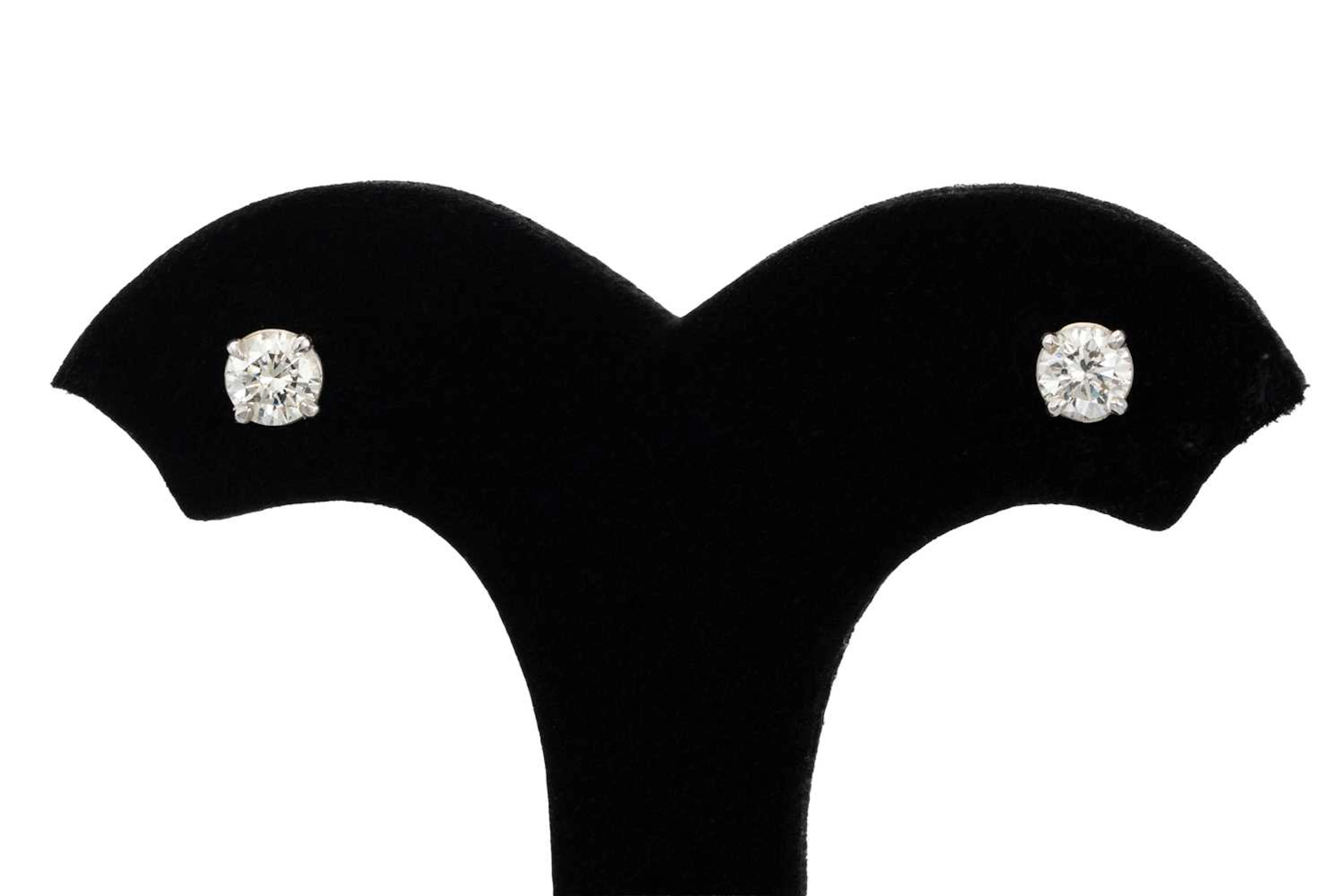 A PAIR OF DIAMOND STUD EARRINGS