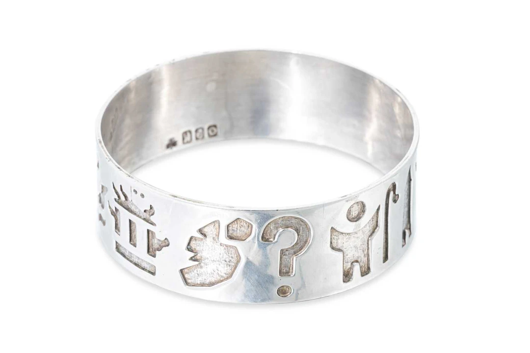 A MODERN IRISH STERLING SILVER (.925) BANGLE