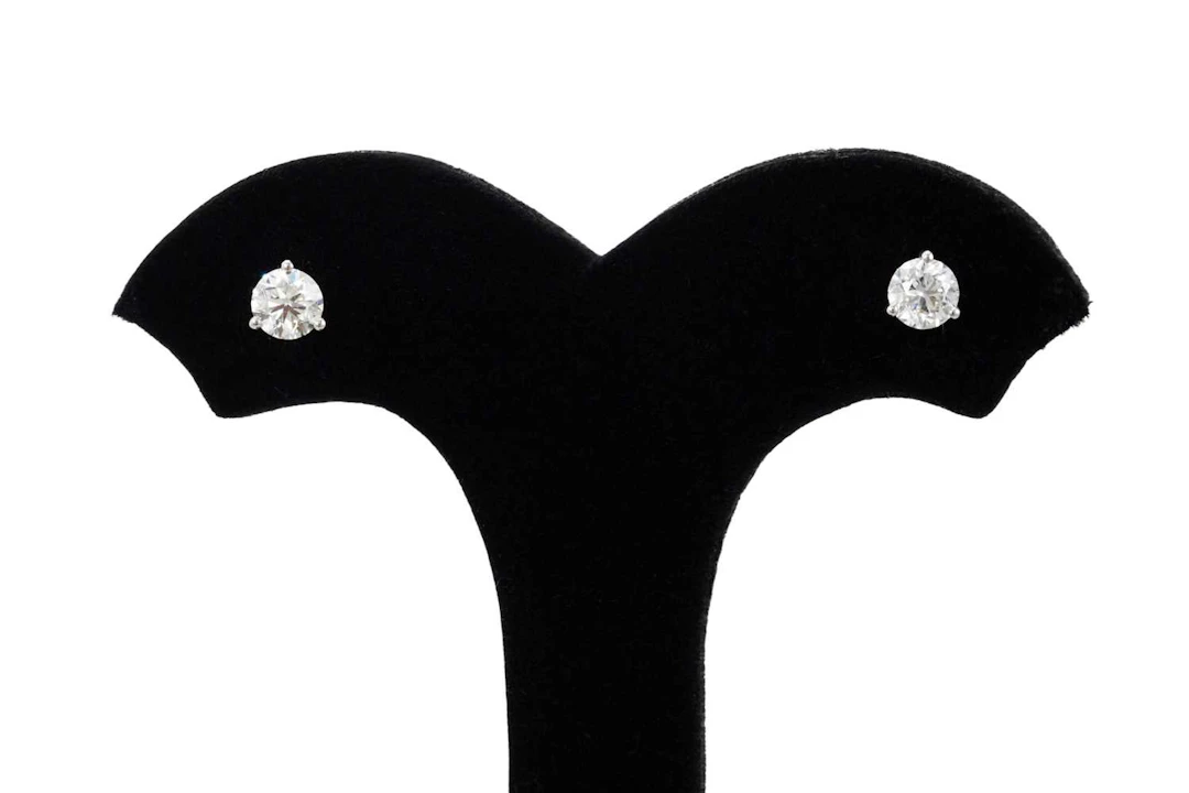 A PAIR OF DIAMOND STUD EARRINGS