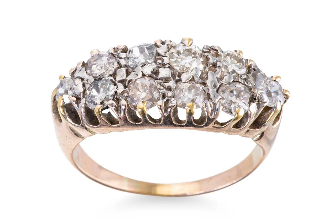 AN ANTIQUE DIAMOND CLUSTER RING