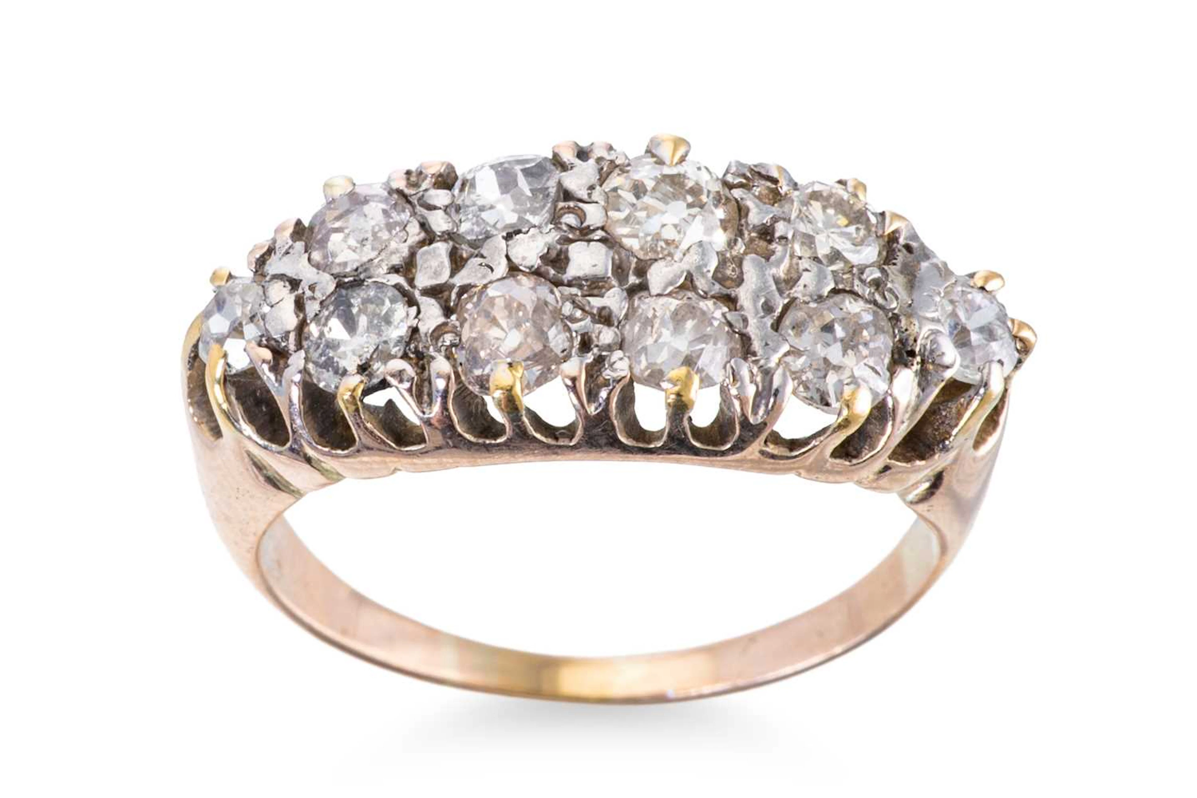 AN ANTIQUE DIAMOND CLUSTER RING