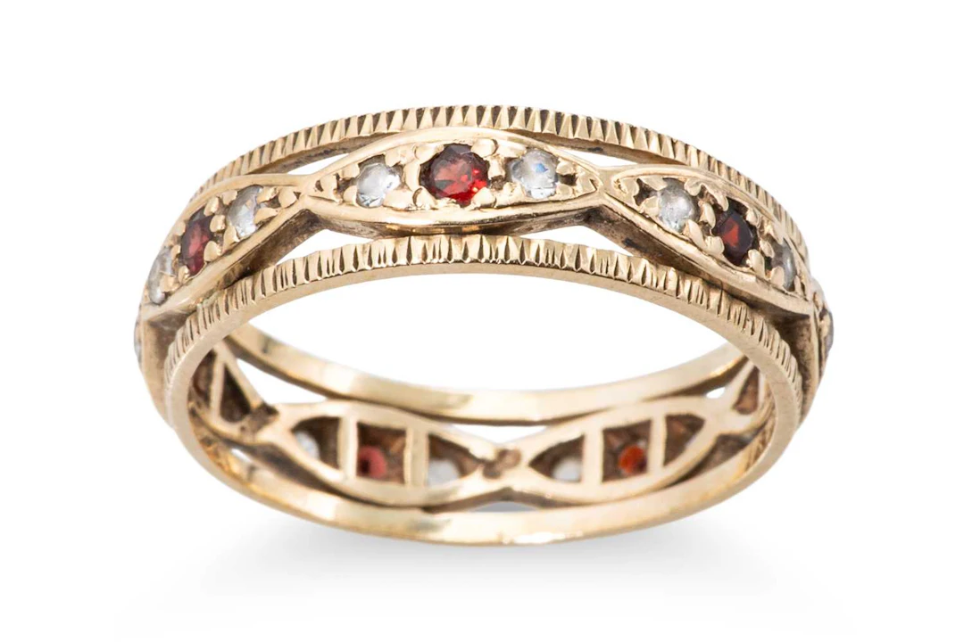 A 9CT YELLOW GOLD VINTAGE BAND RING