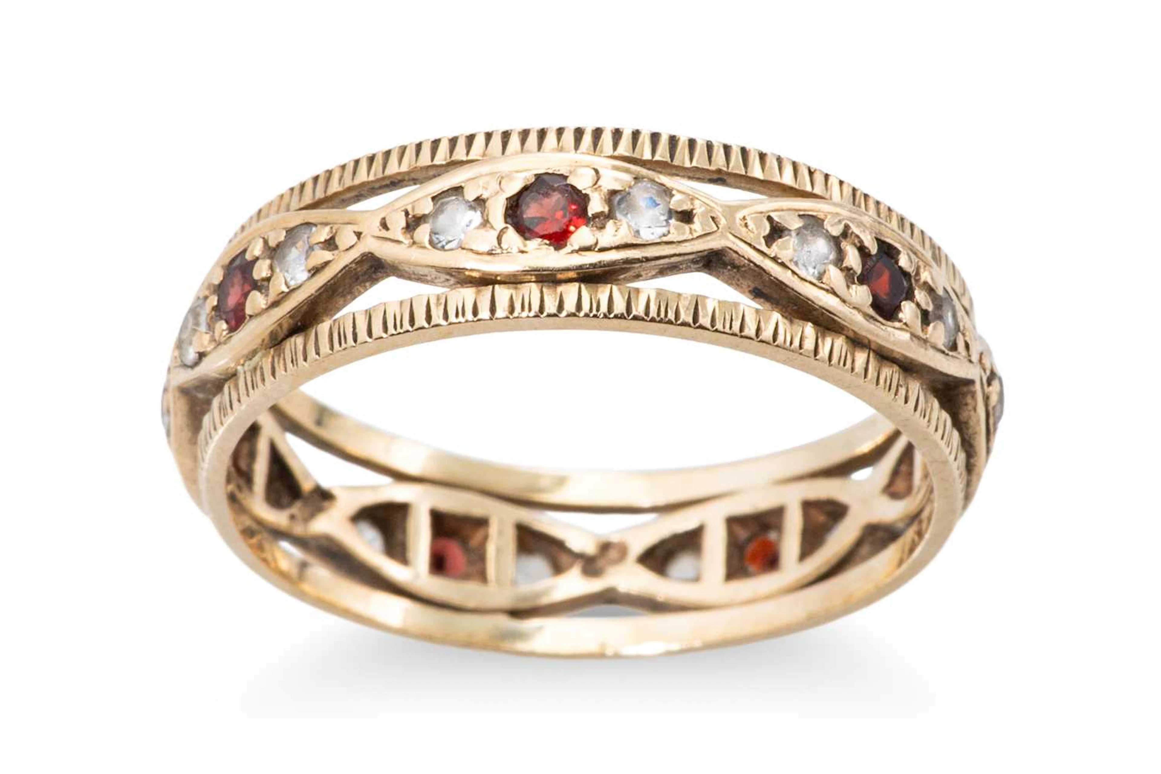 A 9CT YELLOW GOLD VINTAGE BAND RING