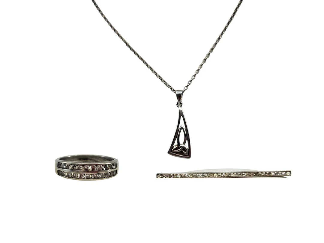 A COLLECTION TO INCLUDE A VINTAGE SILVER BAR BROOCH