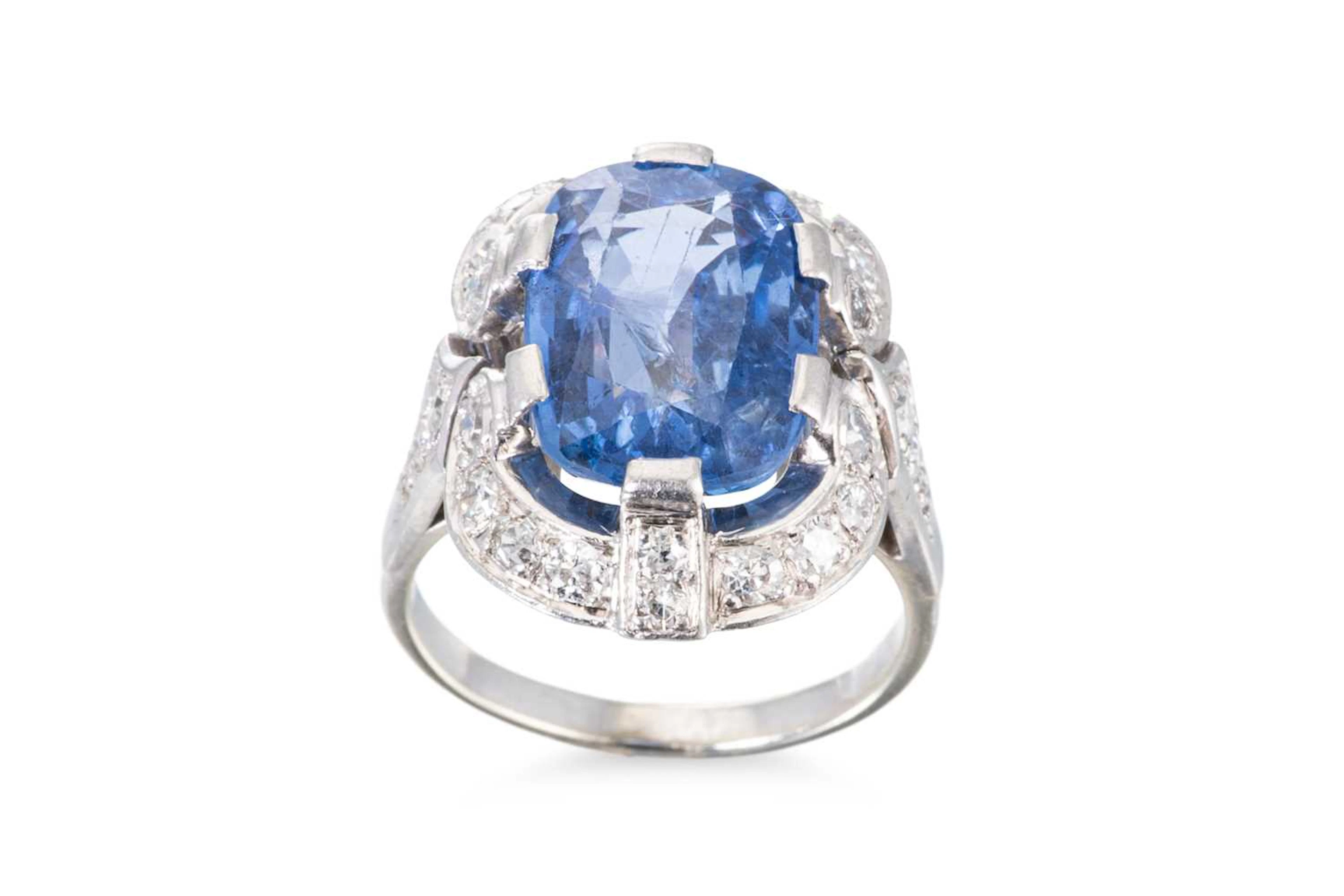 A SAPPHIRE AND DIAMOND CLUSTER RING